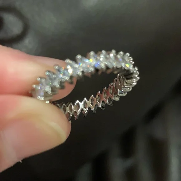 BRAND NEW GENIUNE WHITE SAPPHIRE STERLING SILVER BAND SIZE 8 ONLY - Picture 6 of 7